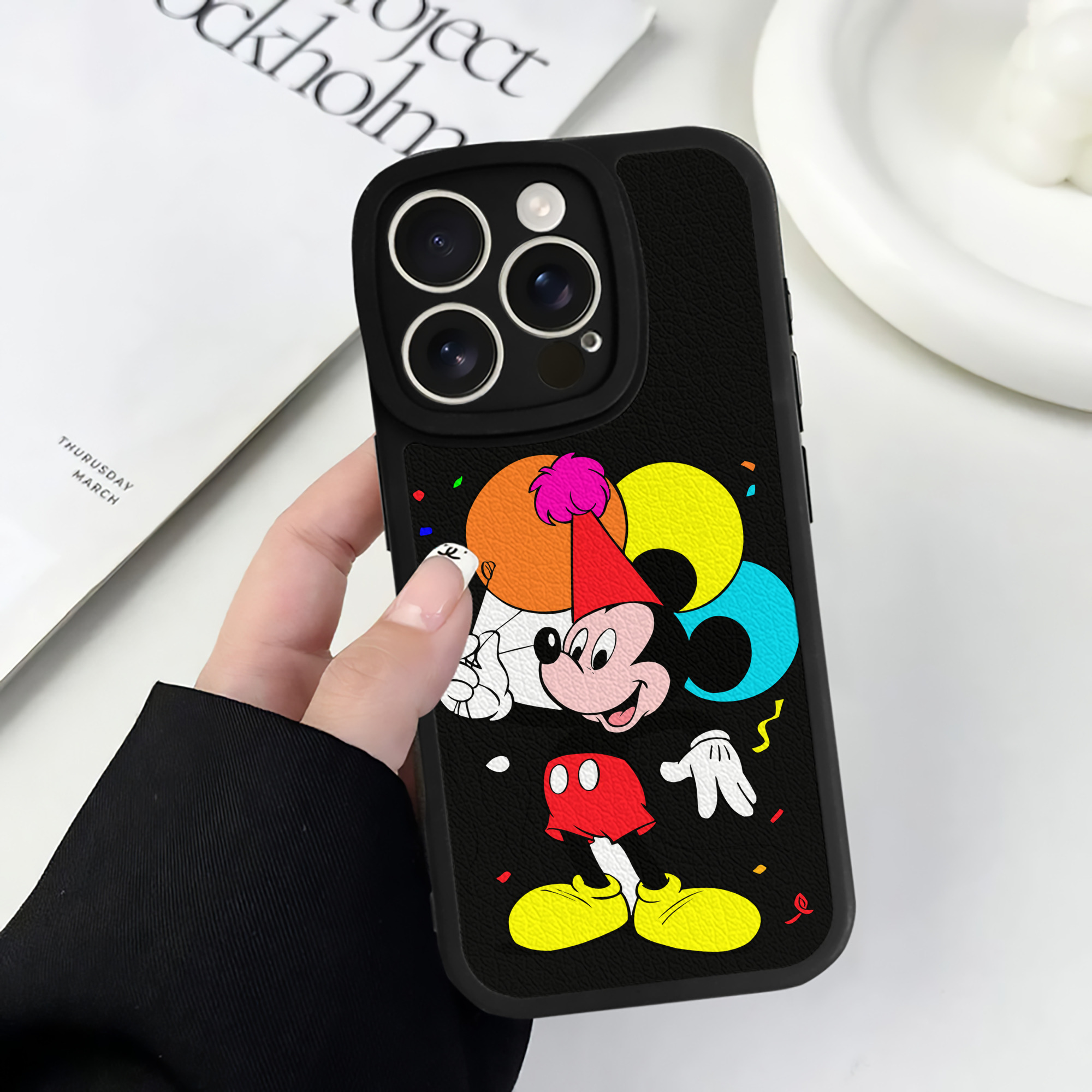 （画像用） ミッキーマウス Mickey Mouse 【iPhone 16シリーズ対応】シリコンスマホケース（レザー調） 材質：シリコン